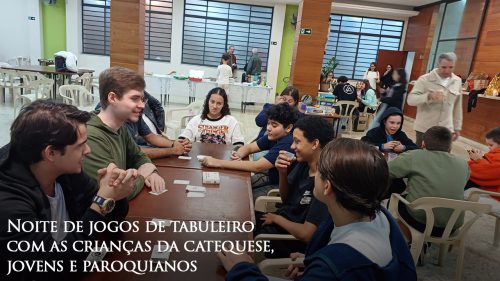 Noite de jogos de tabuleiro com as crianças da catequese, jovens e paroquianos